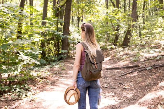 Mulher querendo saber na floresta por trás