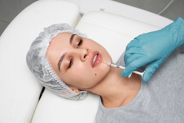 Mulher recebendo injeção de lábios de alto ângulo