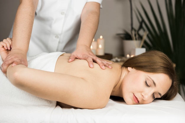 Mulher, recebendo, massagem, em, centro spa