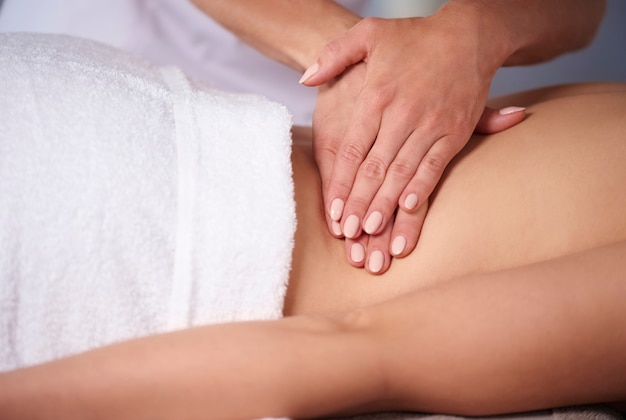 Mulher recebendo massagem no spa
