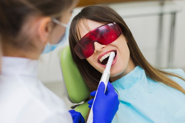 Mulher recebendo procedimento no dentista