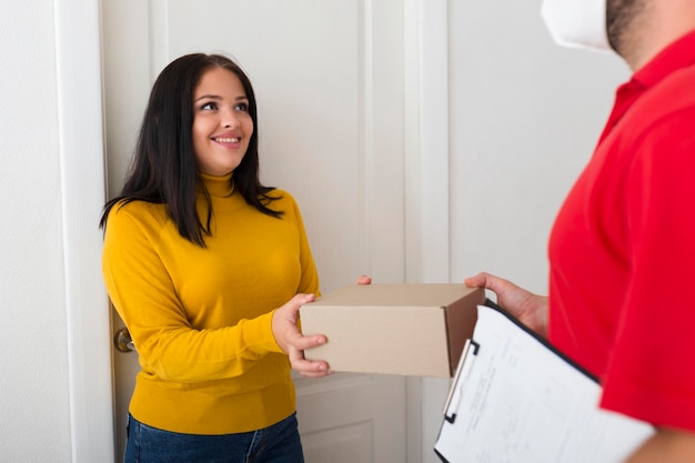 Mulher recebendo sua nova compra cibernética de segunda-feira