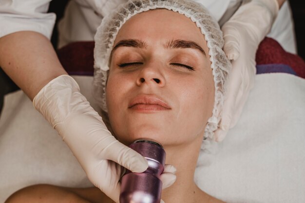Mulher recebendo tratamento cosmético