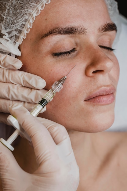 Mulher recebendo tratamento de beleza facial no centro de bem-estar