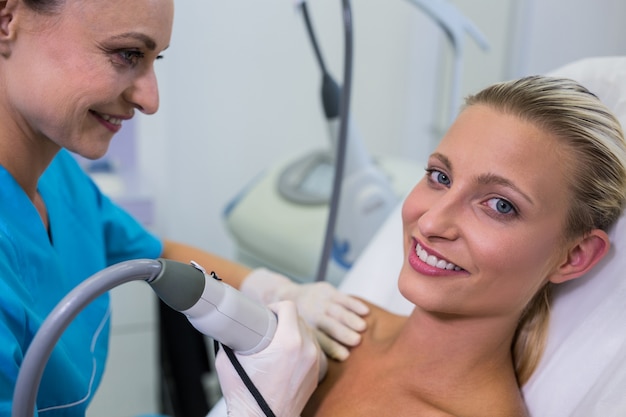 Foto grátis mulher recebendo tratamento de depilação a laser no corpo