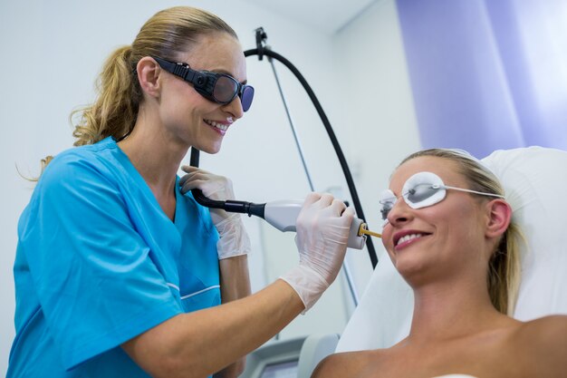 Mulher recebendo tratamento de depilação a laser no rosto