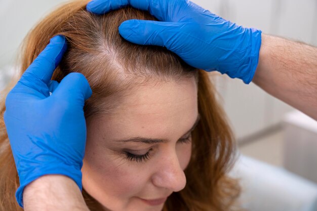 Mulher recebendo tratamento para queda de cabelo em uma clínica