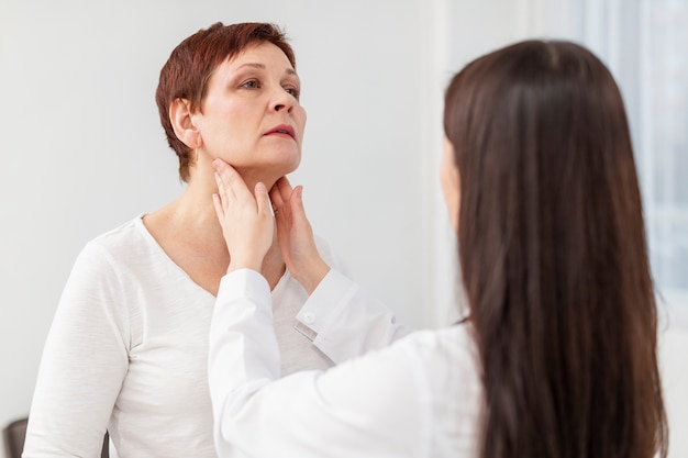 Mulher recebendo uma consulta médica