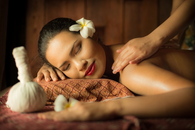 Mulher recebendo uma massagem de uma outra pessoa