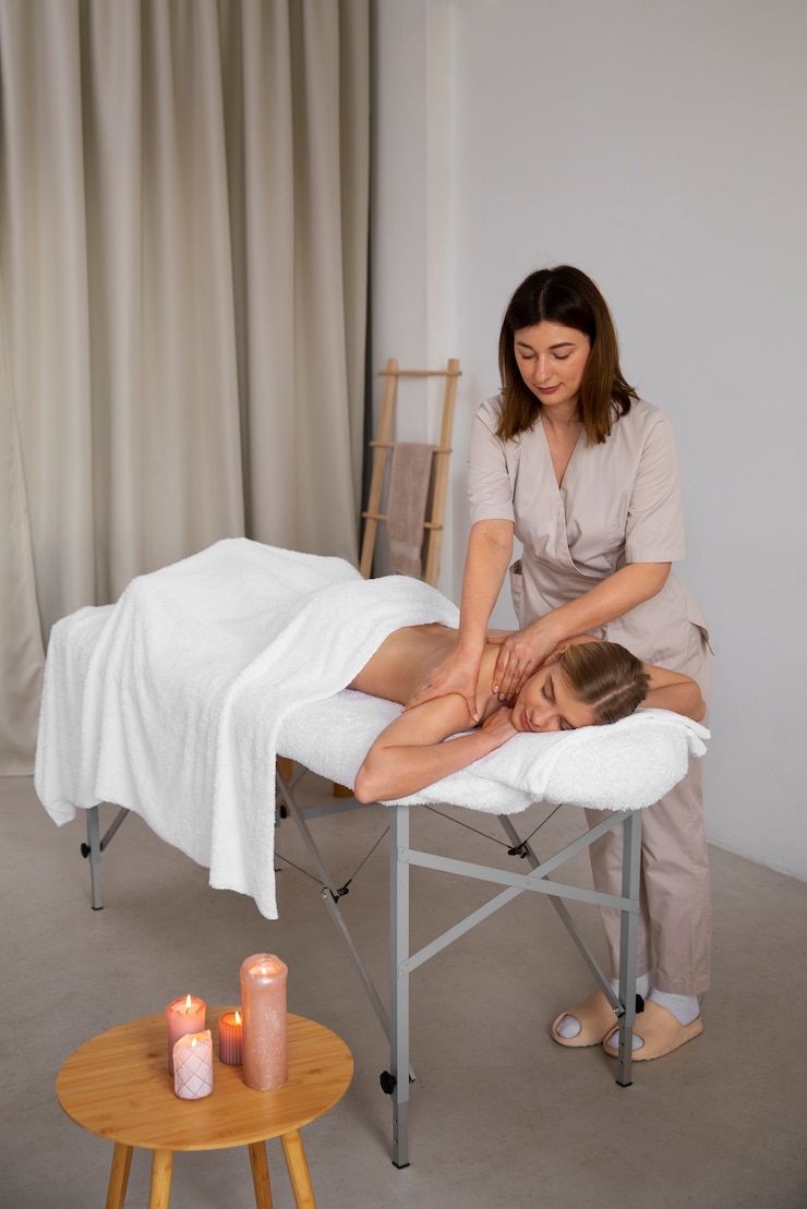 Foto grátis mulher recebendo uma massagem nas costas do massagista
