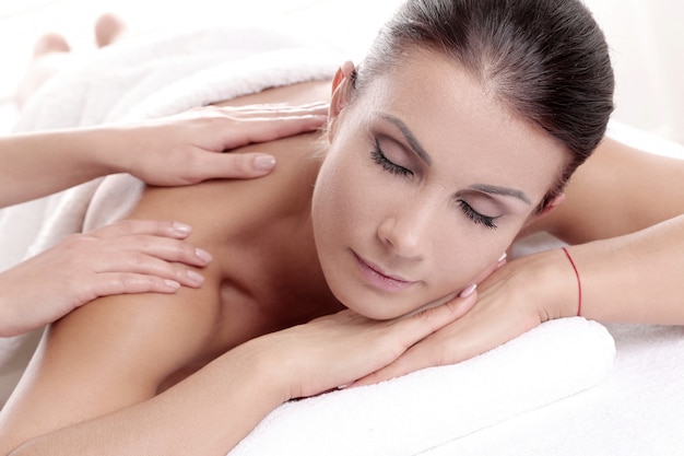 Mulher recebendo uma massagem relaxante no spa