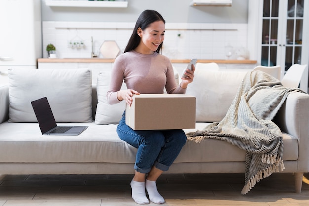 Foto grátis mulher recebeu pacote que encomendou online