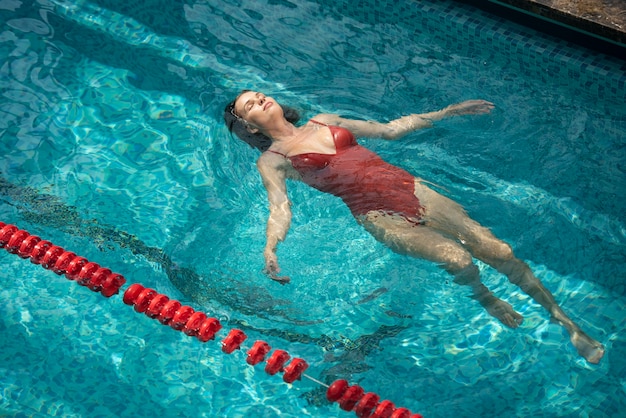 Mulher relaxada com tiro médio na piscina