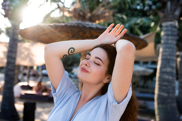 Mulher relaxada de tiro médio