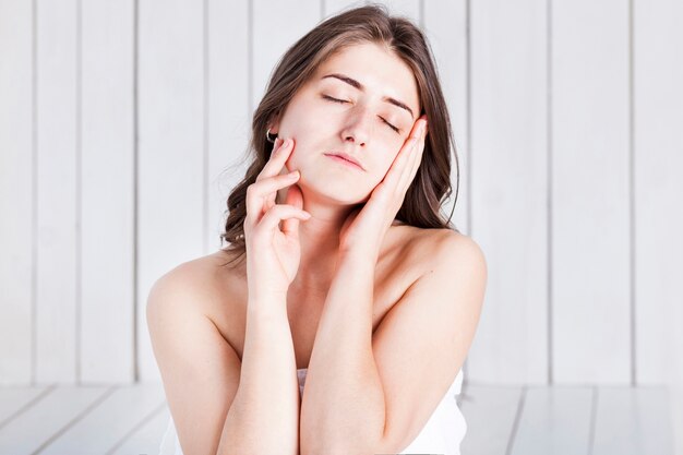 Mulher relaxada, pressionando as mãos para enfrentar