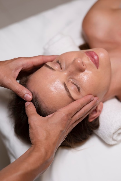 Foto grátis mulher relaxada recebendo massagem de perto