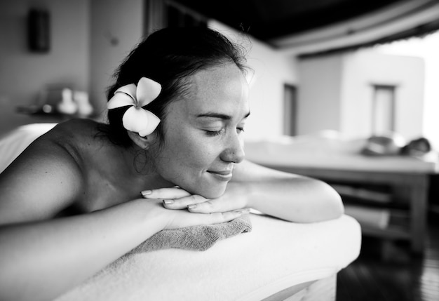 Foto grátis mulher relaxando após um tratamento de spa