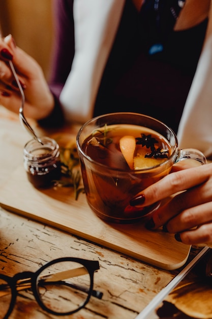 Mulher relaxando com uma xícara de vinho quente