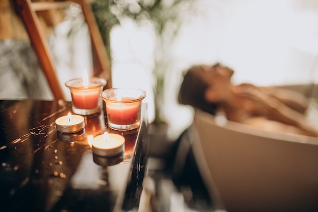 Foto grátis mulher relaxando na banheira com bolhas