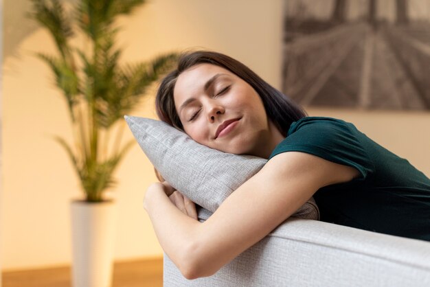 Mulher relaxando sozinha em casa