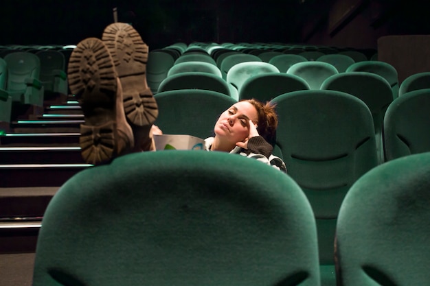 Foto grátis mulher relaxante à espera de sessão de cinema