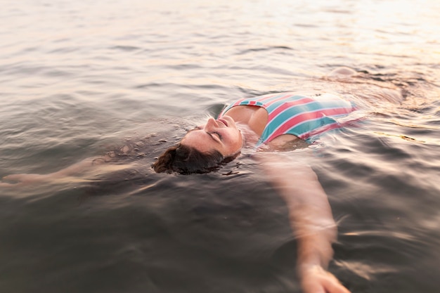 Mulher relaxante no mar