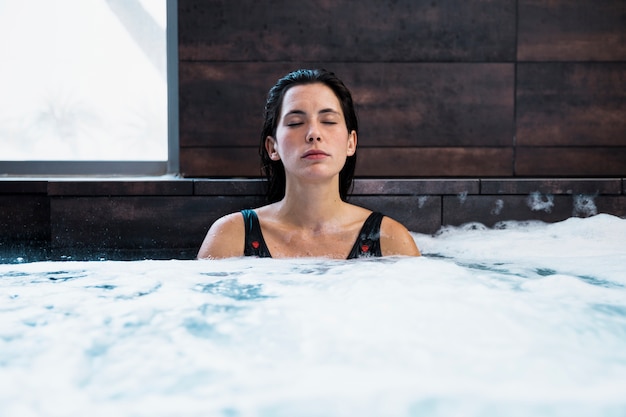 Foto grátis mulher, relaxante, whirlpool