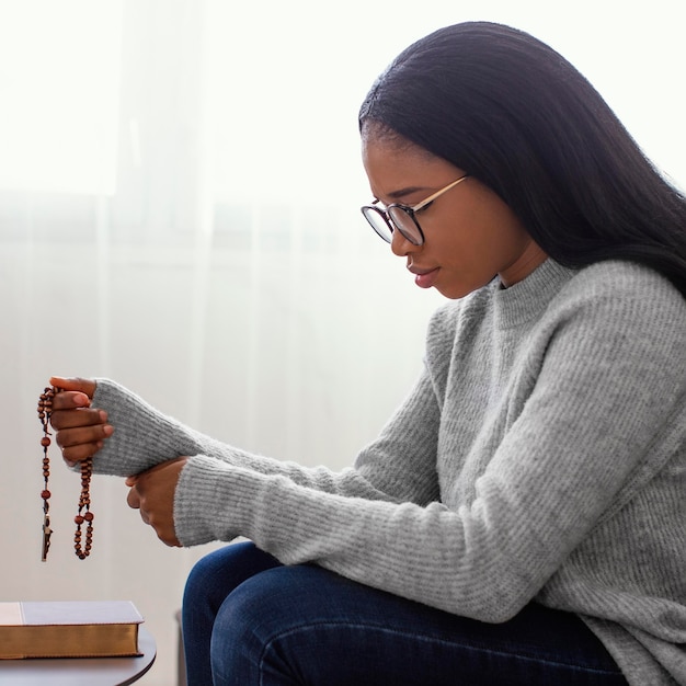 Foto grátis mulher religiosa segurando rosário