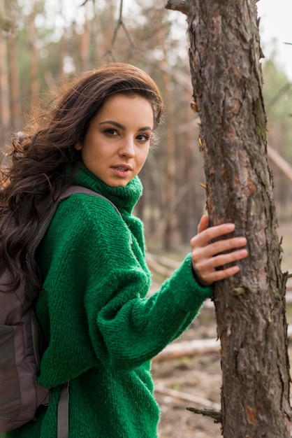 Foto grátis mulher retrato na floresta