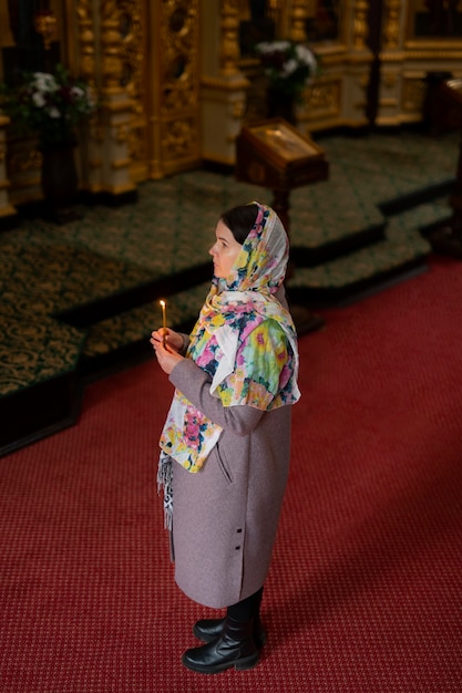 Mulher rezando na igreja para peregrinação religiosa