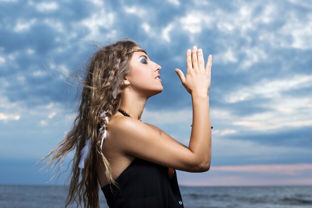 Mulher rezando para o céu