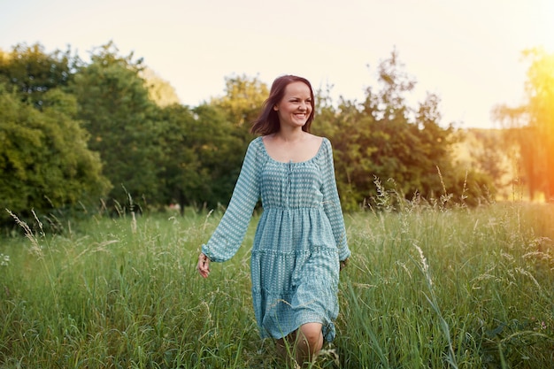 Mulher romântica beleza ao ar livre