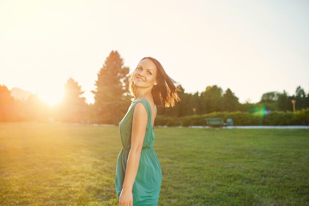 Mulher romântica beleza ao ar livre