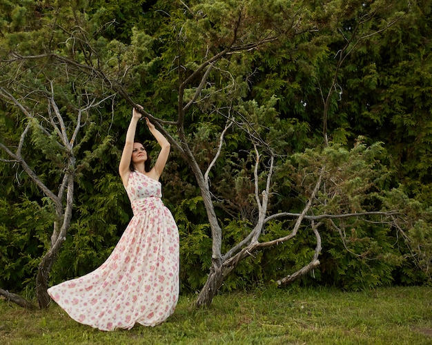 Foto grátis mulher romântica beleza ao ar livre