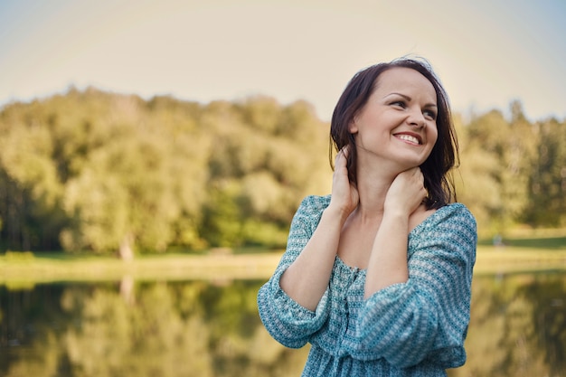 Foto grátis mulher romântica feliz