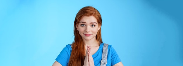 Mulher ruiva atraente e atraente pedindo muito, por favor, suplicando, de mãos dadas, reze namaste ge