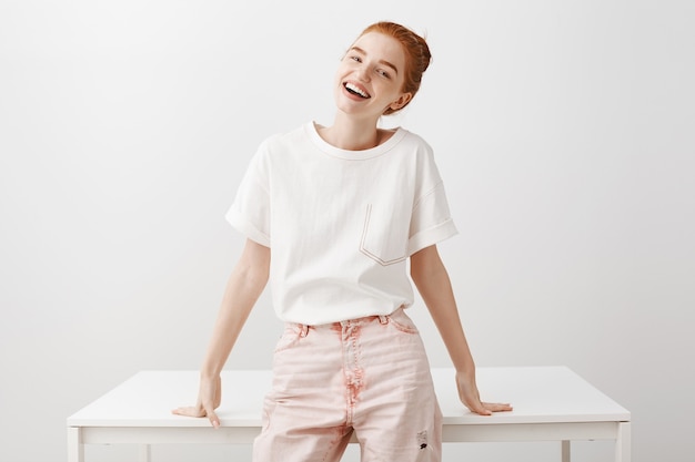 Foto grátis mulher ruiva atraente feliz sorrindo, mesa magra