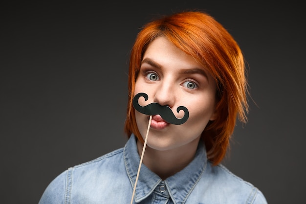 Mulher ruiva engraçada usar bigode falso