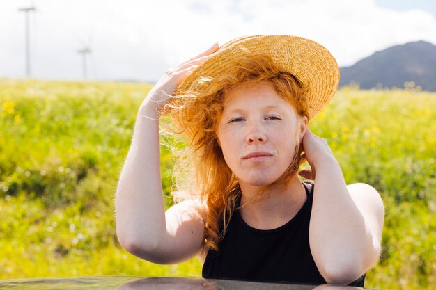 Mulher ruiva, ficar, em, campo