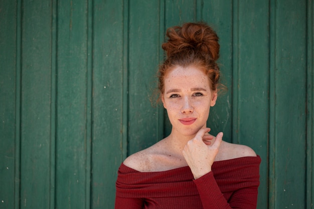 Mulher ruiva linda olhando para a câmera