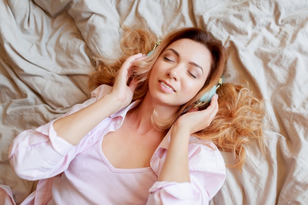 Foto grátis mulher ruiva relaxante