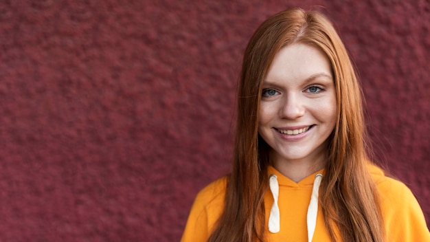 Mulher ruiva sorrindo com espaço de cópia