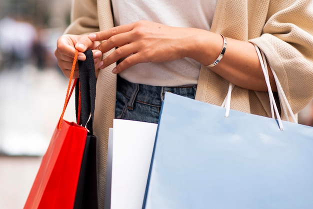 Foto grátis mulher saindo para fazer compras, segurando muitas sacolas de compras
