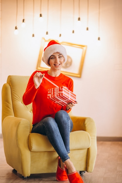 Foto grátis mulher, santa, chapéu, sentando, cadeira, natal, presentes