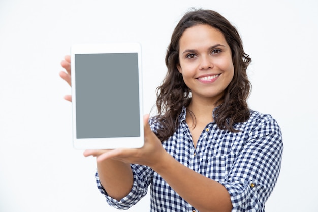 Foto grátis mulher satisfeita que mostra a tabuleta digital