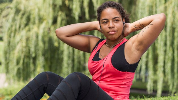 Foto grátis mulher saudável fazendo exercício ao ar livre