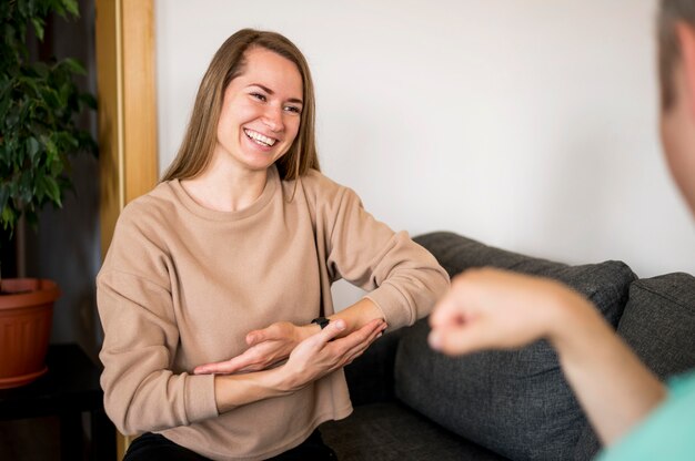 Mulher se comunicando através da linguagem gestual