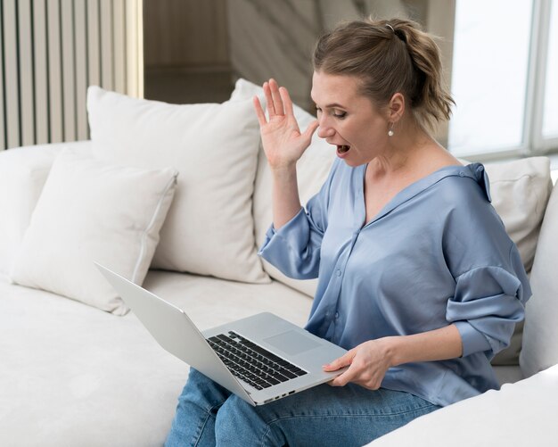 Mulher se comunicando com o laptop