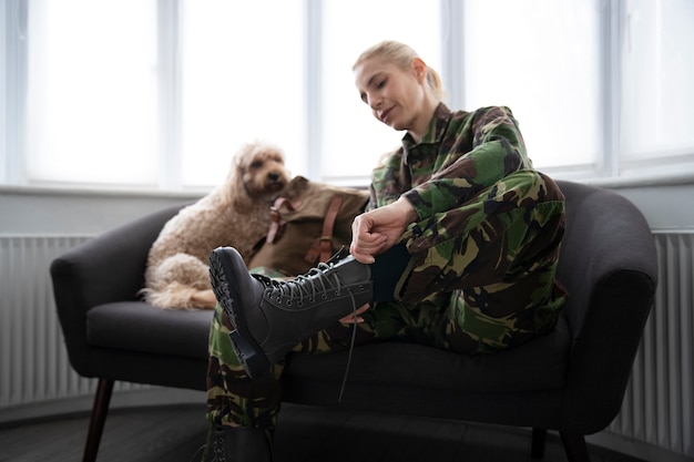 Foto grátis mulher se despedindo do cachorro