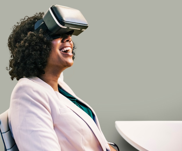 Mulher se divertindo com um fone de ouvido de realidade virtual